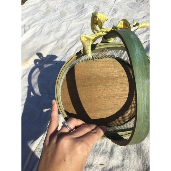 Green bee wire basket wood bow yellow rustic farmhouse country - Picture 10 of 11